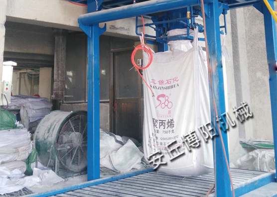碳酸鈣粉噸袋包裝機(jī)在包裝粉料時(shí)有什么優(yōu)點(diǎn)？